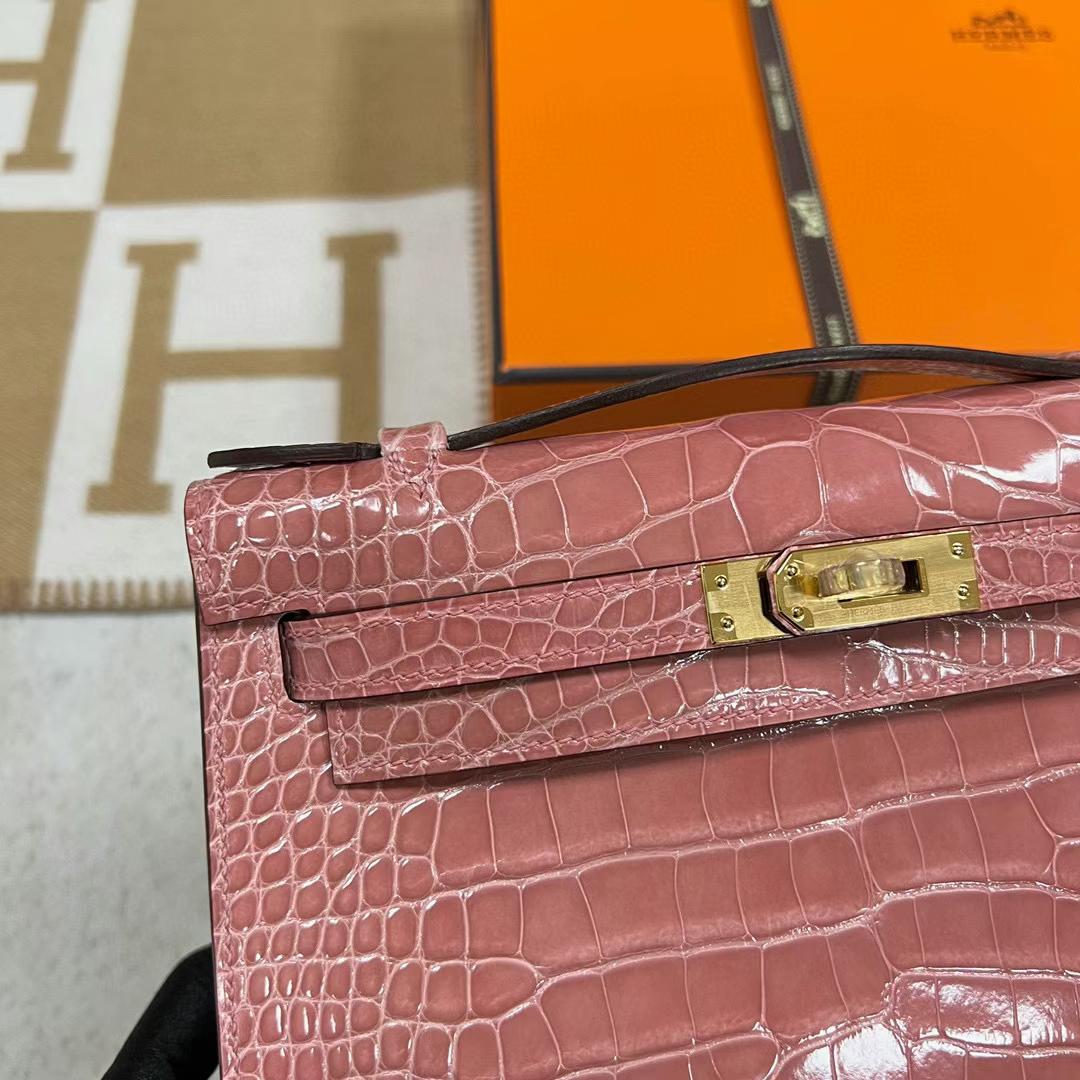 Hermès（爱马仕）Mini Kelly Pochette 亮面美洲鳄鱼 1Q 奶昔粉 金扣 22cm 全手工蜡线缝制 Ghw
