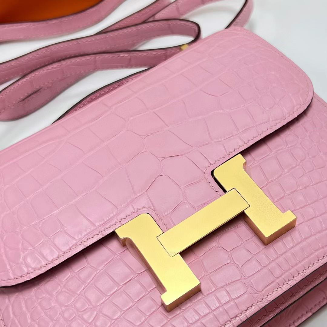 Hermès（爱马仕）Constance 空姐包 雾面美洲鳄鱼 matte alligator crocodile 3Q 新粉色 金扣 19cm 全手工蜡线缝制 Ghw
