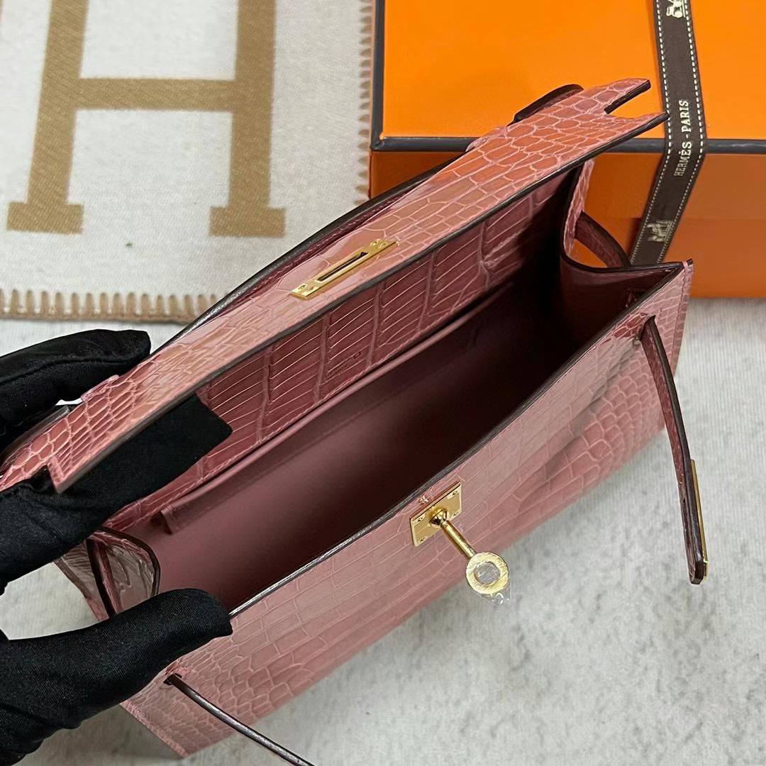 Hermès（爱马仕）Mini Kelly Pochette 亮面美洲鳄鱼 1Q 奶昔粉 金扣 22cm 全手工蜡线缝制 Ghw