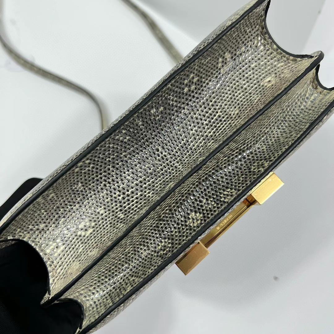 Hermès（爱马仕）Constance 空姐包 Lizard 亮面蜥蜴皮 01 自然色 雪花色 全手工蜡线缝制 金扣 19cm
