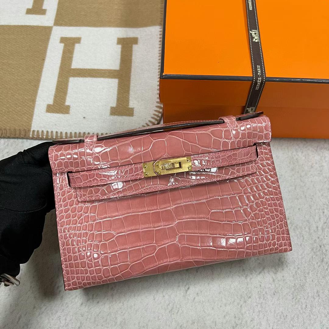 Hermès（爱马仕）Mini Kelly Pochette 亮面美洲鳄鱼 1Q 奶昔粉 金扣 22cm 全手工蜡线缝制 Ghw