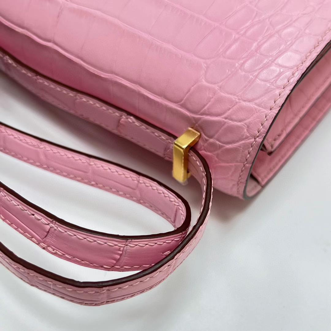 Hermès（爱马仕）Constance 空姐包 雾面美洲鳄鱼 matte alligator crocodile 3Q 新粉色 金扣 19cm 全手工蜡线缝制 Ghw