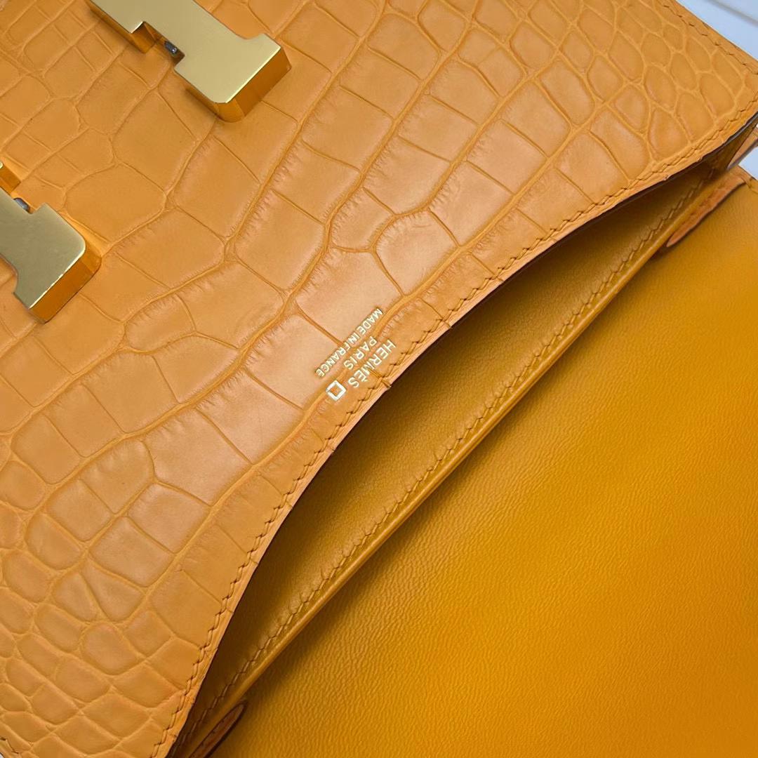 Hermès（爱马仕）Constance 空姐包 雾面美洲鳄鱼 matte alligator crocodile i9 杏黄色 金扣 19cm 全手工蜡线缝制 Ghw