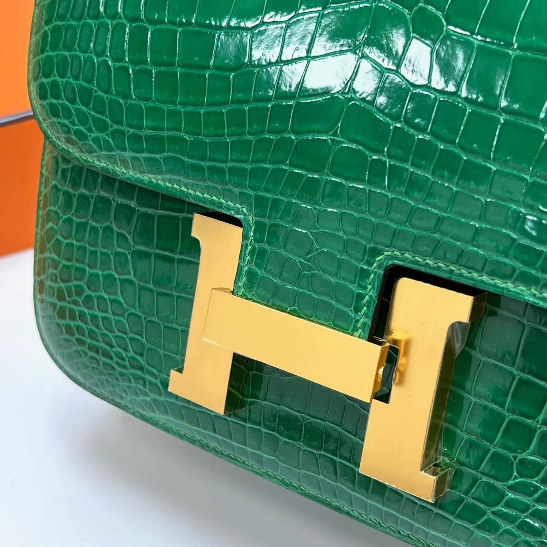 Hermès（爱马仕）Constance 空姐包 亮面美洲鳄鱼 shiny alligator crocodile 6Q 翡翠绿 金扣 19cm 全手工蜡线缝制 Ghw