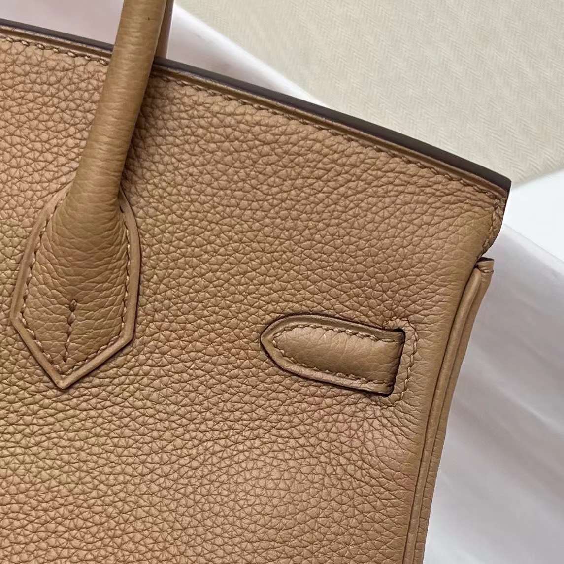 Hermès（爱马仕）Birkin 铂金包 Togo 0M 奶茶色 金扣 25cm 全手工蜡线缝制 Ghw