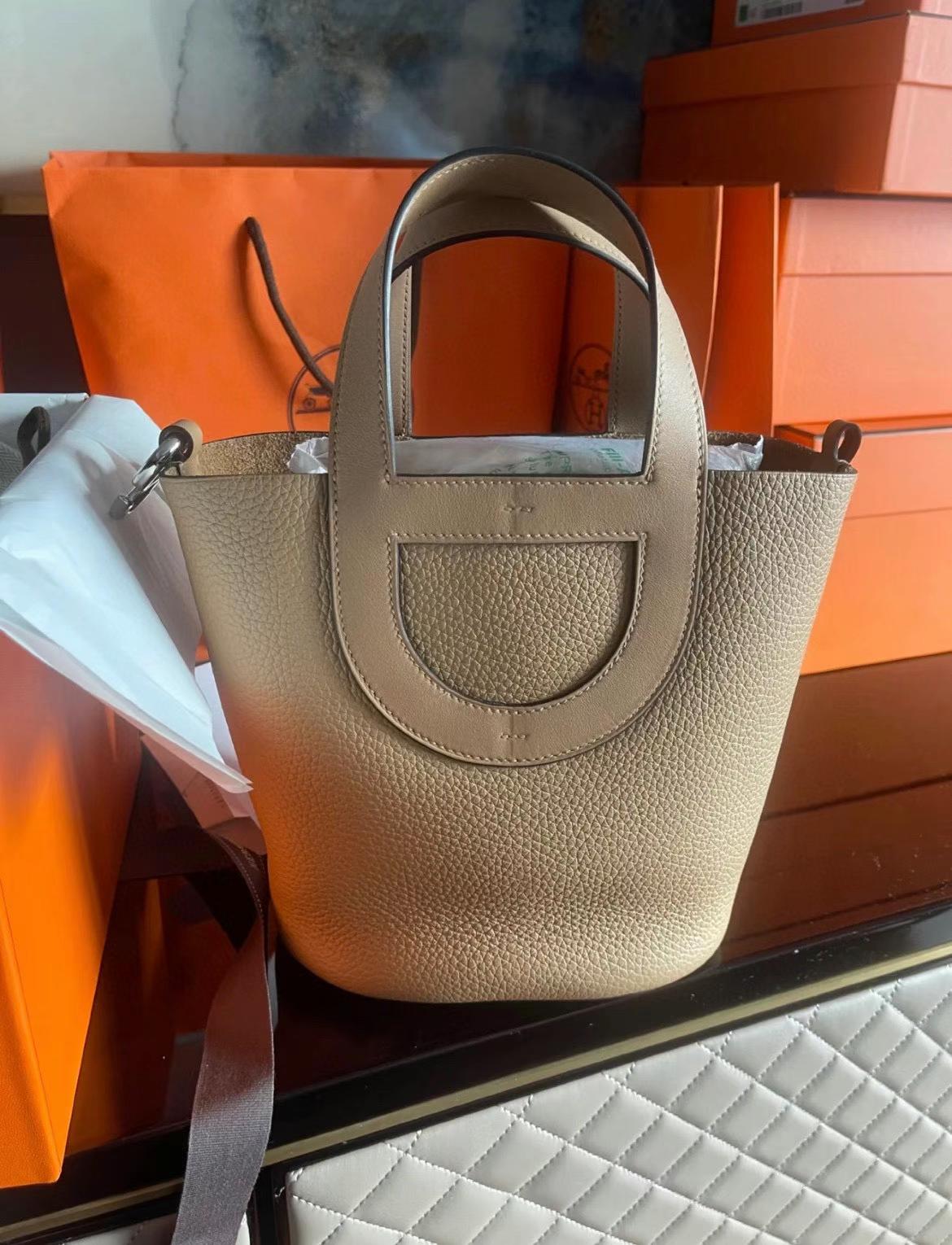 Hermès（爱马仕）新品 New In-the-loop 猪鼻子菜篮子 Togo 0M 奶茶色 银扣 18cm