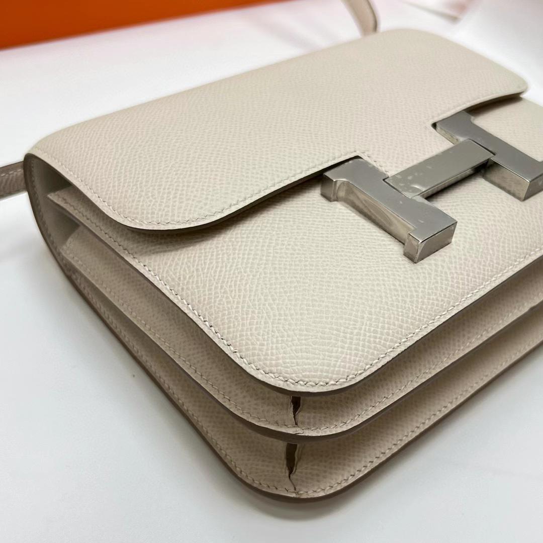 Hermès（爱马仕）Constance 空姐包 Epsom Ck10 奶昔白 银扣 19cm 全手工蜡线缝制 Phw