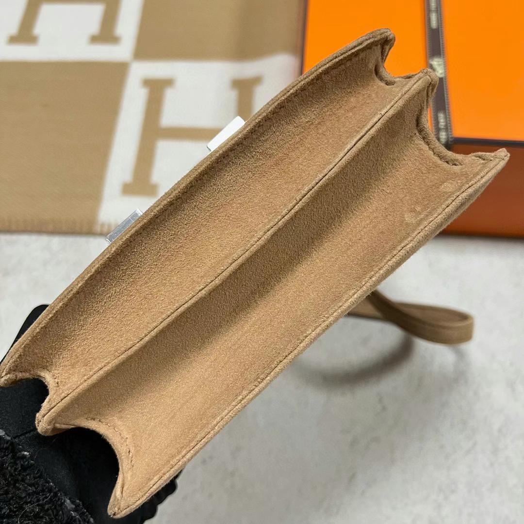 Hermès（爱马仕）Constance 空姐包 Suede 进口麂皮 4B 饼干色 银扣 19cm Phw 全手工蜡线缝制