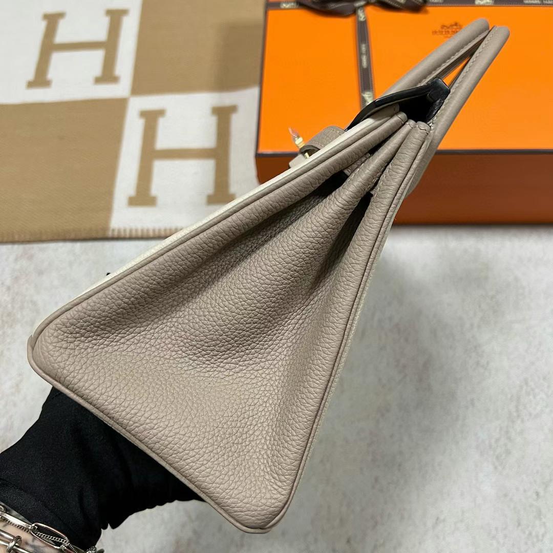 Hermès（爱马仕）Birkin 铂金包 Togo皮 Ck10 奶昔白 拼 Ck81 斑鸠灰 拉丝金扣 25cm 全手工蜡线缝制 Mghw