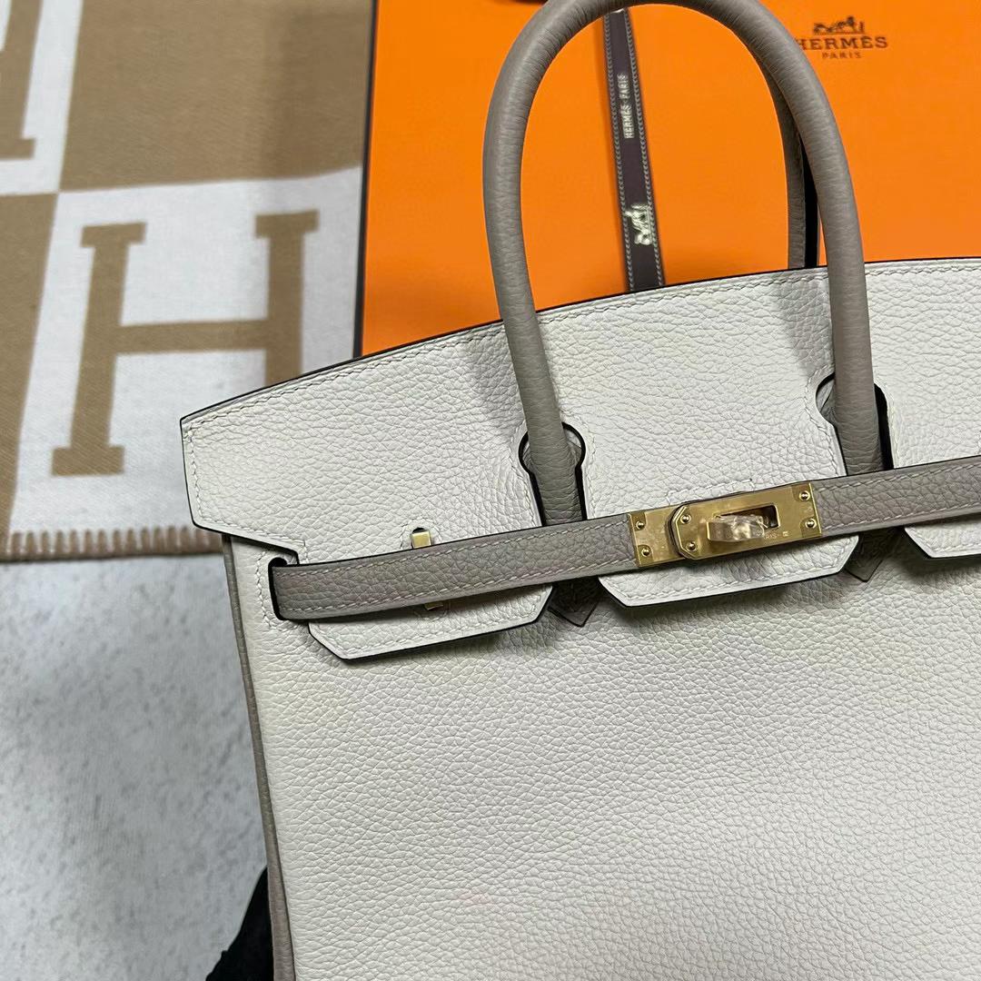 Hermès（爱马仕）Birkin 铂金包 Togo皮 Ck10 奶昔白 拼 Ck81 斑鸠灰 拉丝金扣 25cm 全手工蜡线缝制 Mghw