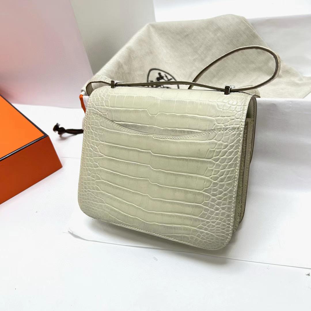 Hermès（爱马仕）Constance 空姐包 雾面美洲鳄鱼 matte alligator crocodile 8L 奶油白 鳄鱼扣 19cm 全手工蜡线缝制
