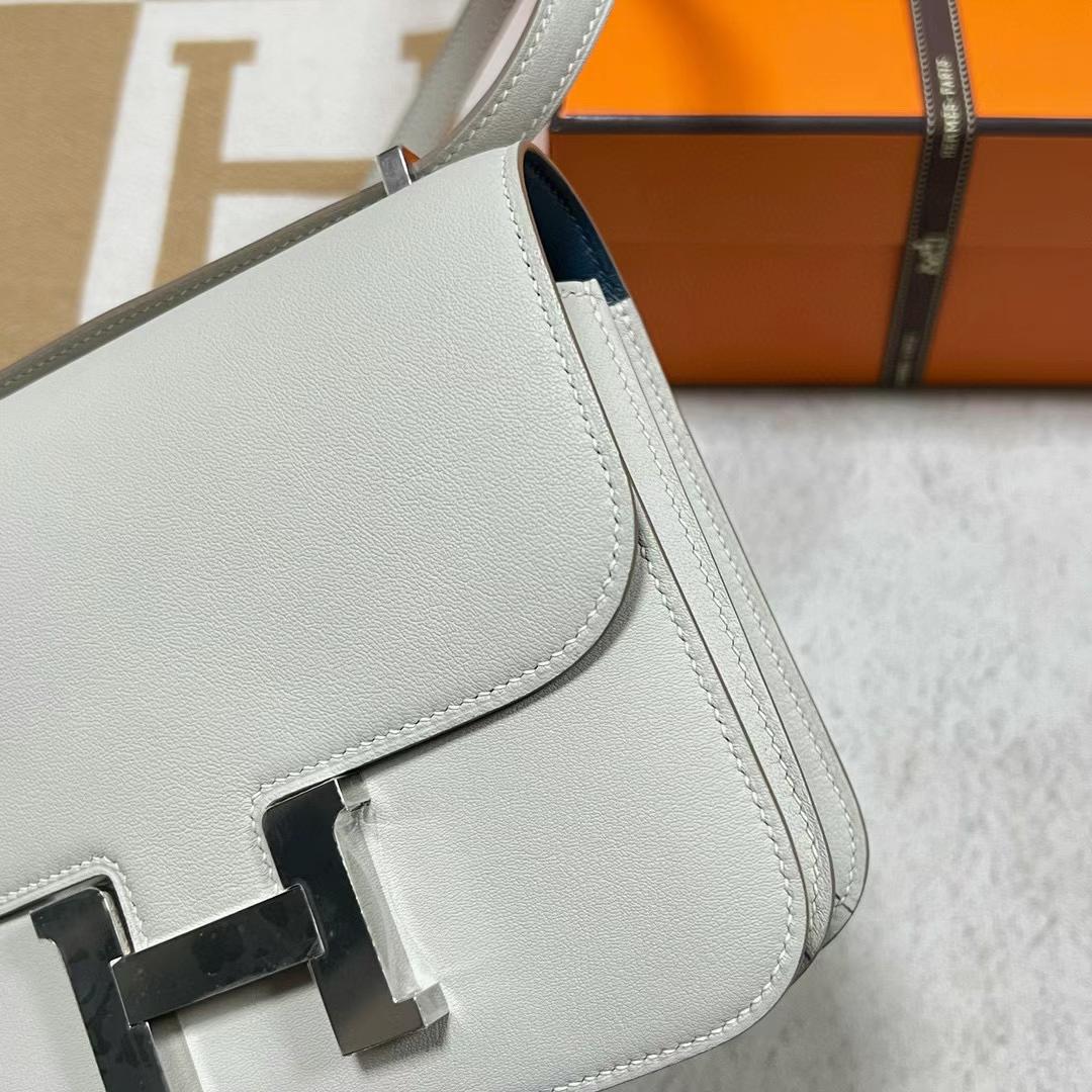 Hermès（爱马仕）Constance 空姐包 Swift Ck80 珍珠灰 内拼 1P 鸭子蓝 银扣 19cm Phw 全手工蜡线缝制
