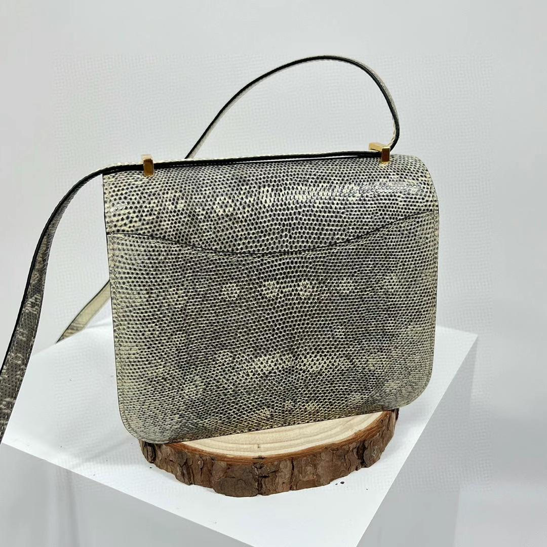 Hermès（爱马仕）Constance 空姐包 Lizard 亮面蜥蜴皮 01 自然色 雪花色 全手工蜡线缝制 金扣 19cm