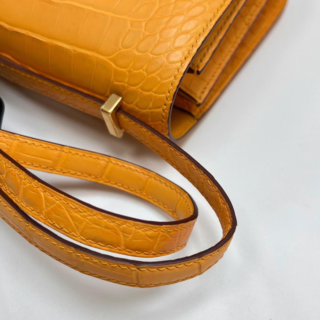 Hermès（爱马仕）Constance 空姐包 雾面美洲鳄鱼 matte alligator crocodile i9 杏黄色 金扣 19cm 全手工蜡线缝制 Ghw