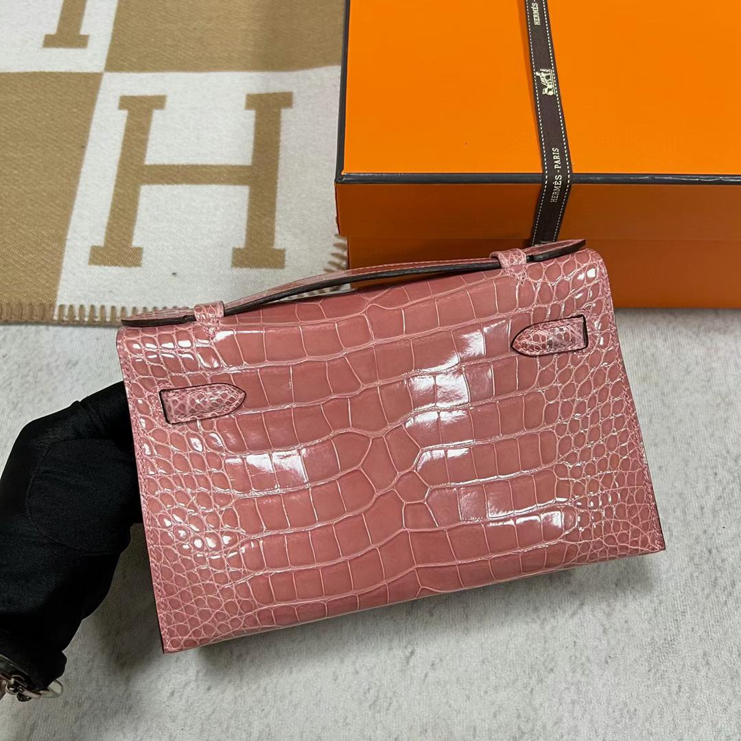 Hermès（爱马仕）Mini Kelly Pochette 亮面美洲鳄鱼 1Q 奶昔粉 金扣 22cm 全手工蜡线缝制 Ghw
