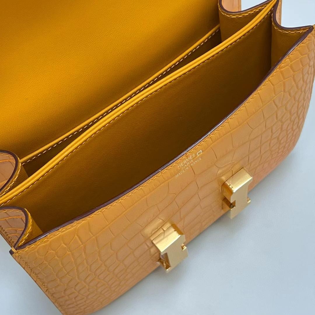 Hermès（爱马仕）Constance 空姐包 雾面美洲鳄鱼 matte alligator crocodile i9 杏黄色 金扣 19cm 全手工蜡线缝制 Ghw