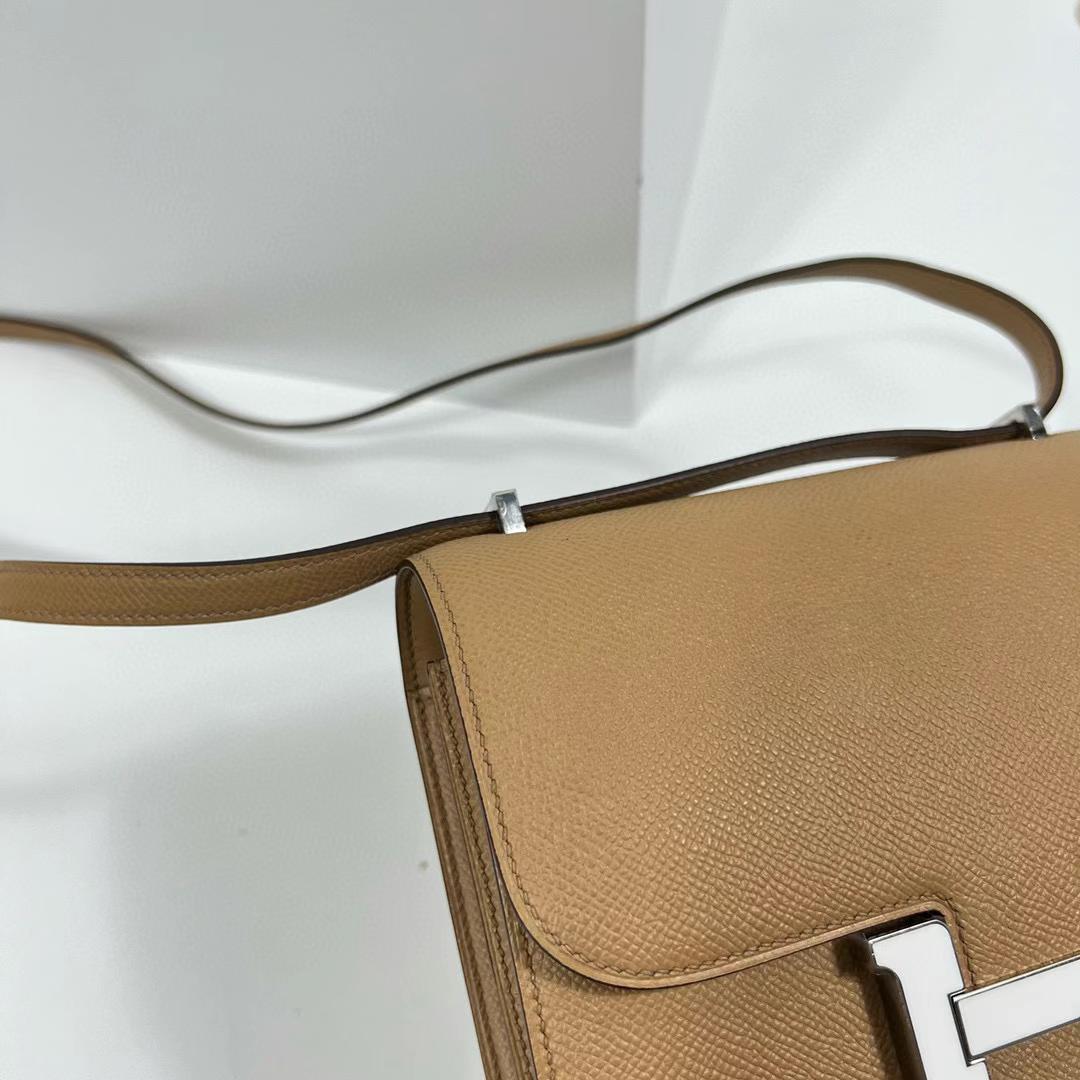 Hermès（爱马仕）Constance 空姐包 Epsom 0M 奶茶色 拼 纯白 全手工蜡线缝制 珐琅扣 18cm