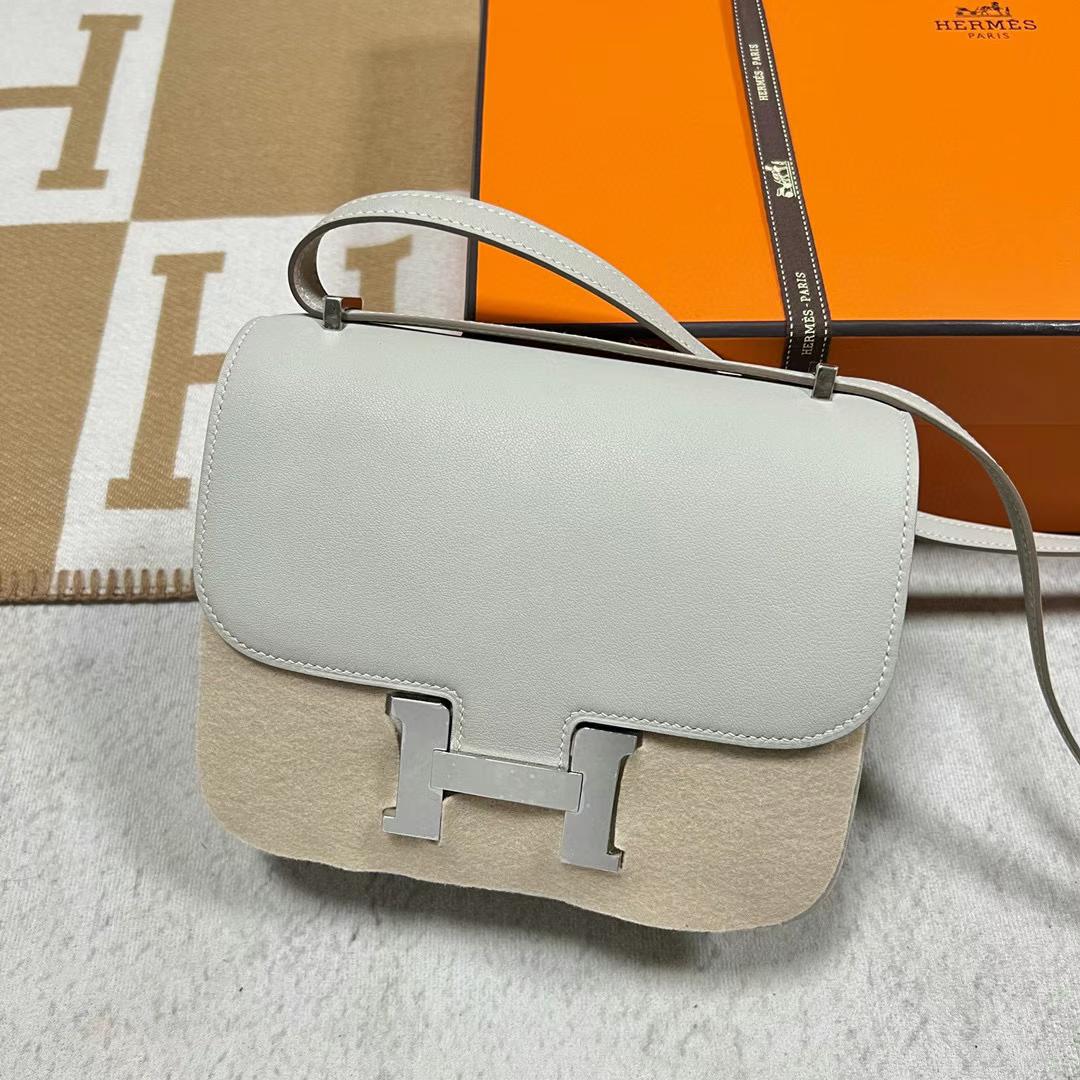 Hermès（爱马仕）Constance 空姐包 Swift Ck80 珍珠灰 内拼 1P 鸭子蓝 银扣 19cm Phw 全手工蜡线缝制
