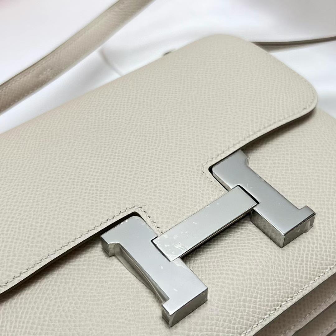 Hermès（爱马仕）Constance 空姐包 Epsom Ck10 奶昔白 银扣 19cm 全手工蜡线缝制 Phw