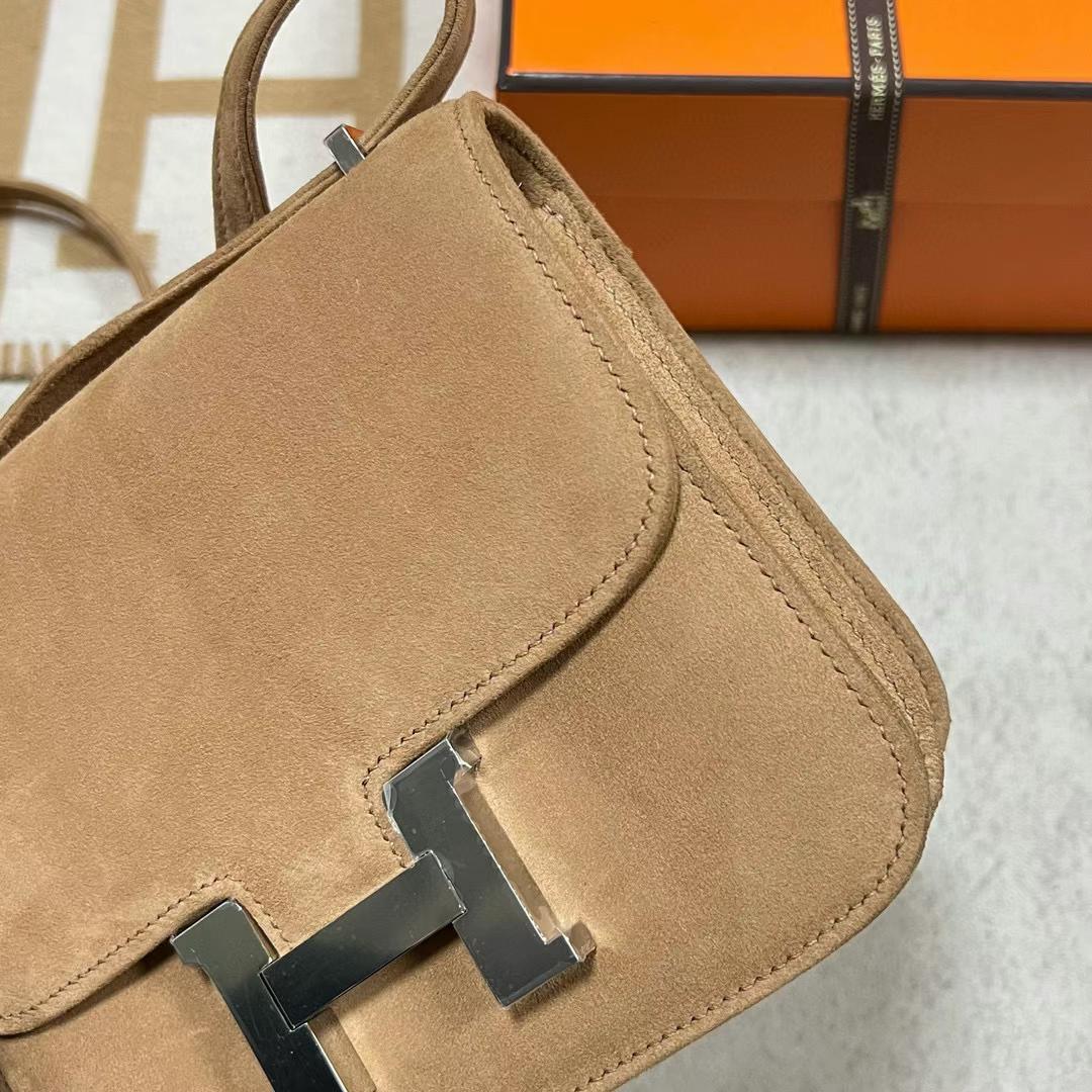 Hermès（爱马仕）Constance 空姐包 Suede 进口麂皮 4B 饼干色 银扣 19cm Phw 全手工蜡线缝制