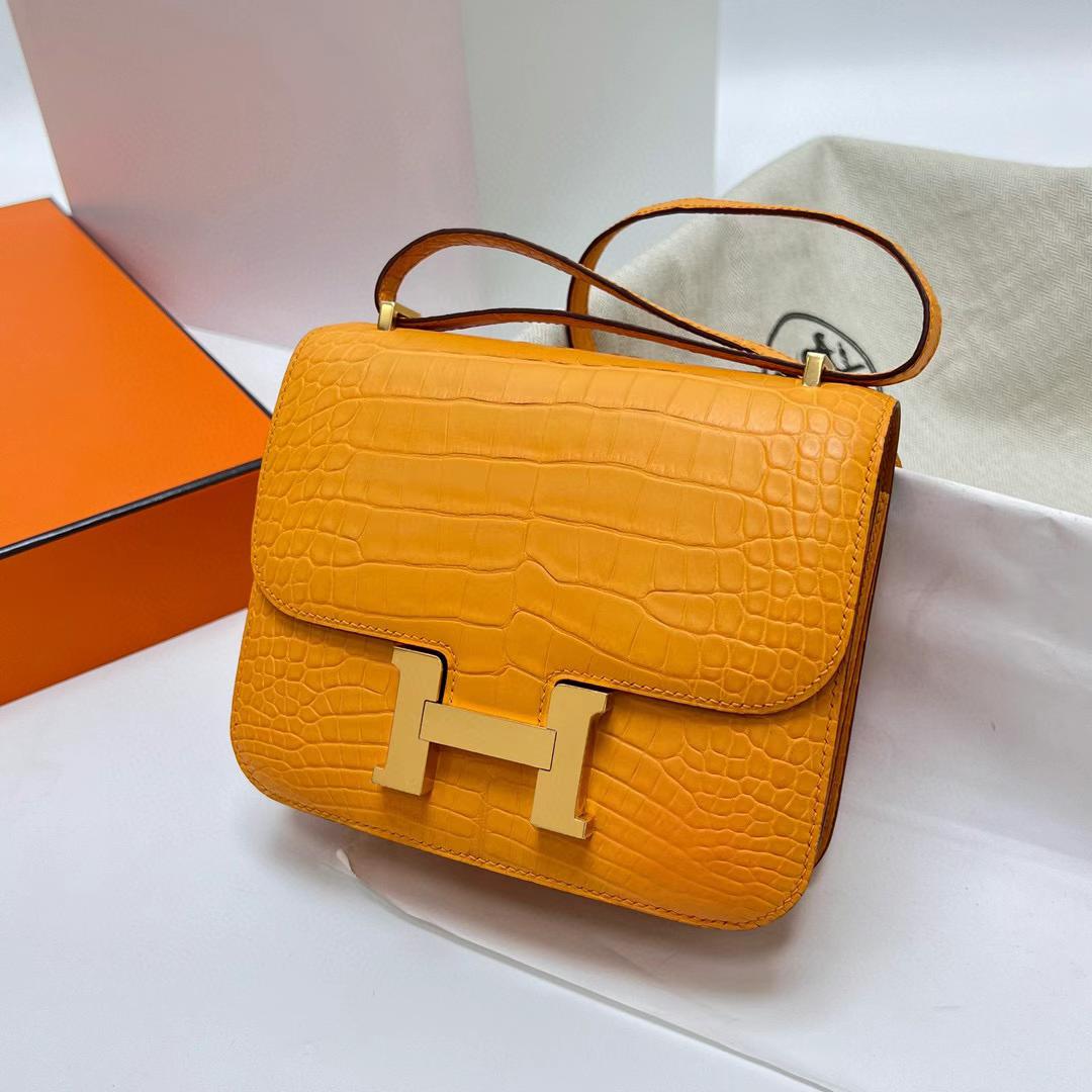 Hermès（爱马仕）Constance 空姐包 雾面美洲鳄鱼 matte alligator crocodile i9 杏黄色 金扣 19cm 全手工蜡线缝制 Ghw