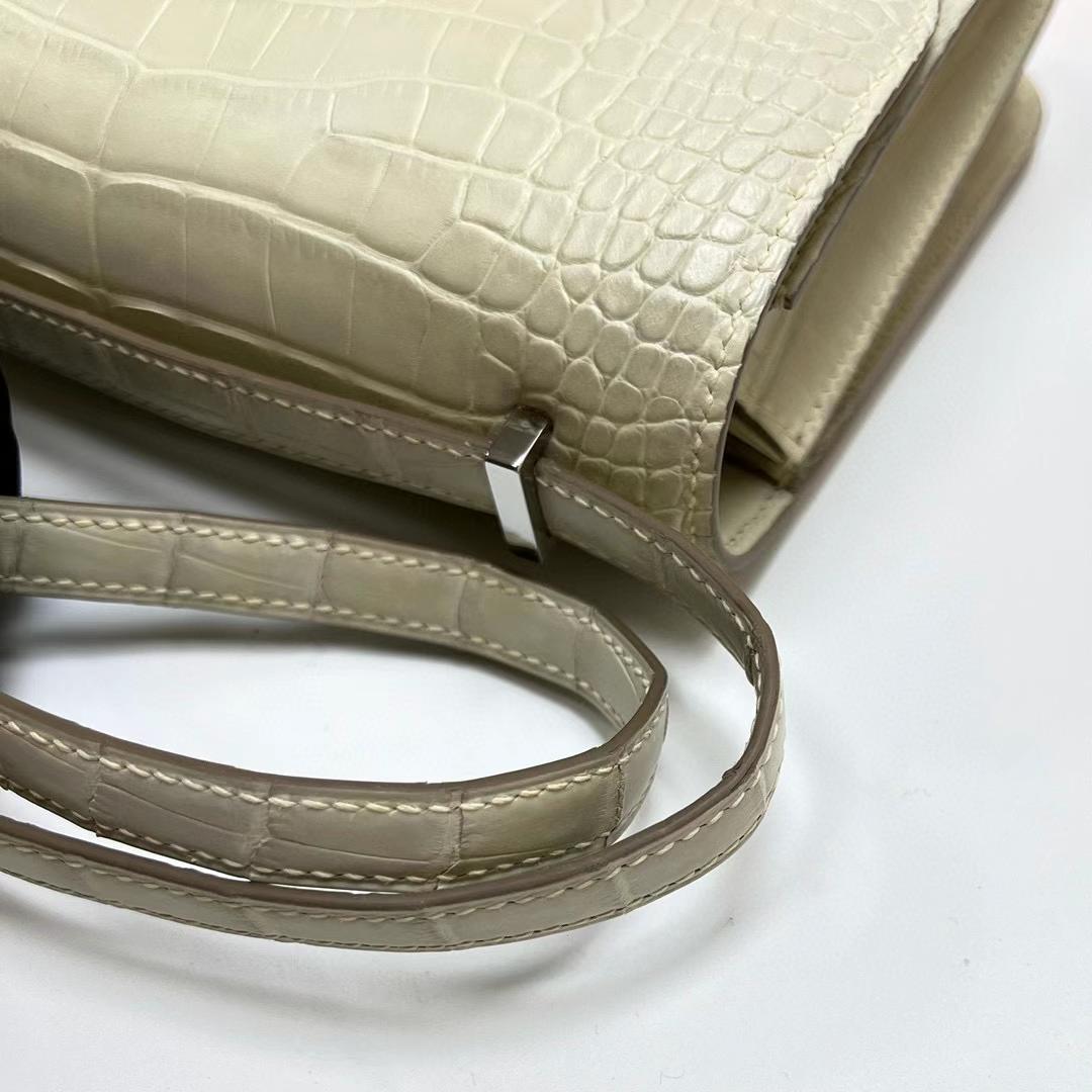 Hermès（爱马仕）Constance 空姐包 雾面美洲鳄鱼 matte alligator crocodile 8L 奶油白 鳄鱼扣 19cm 全手工蜡线缝制