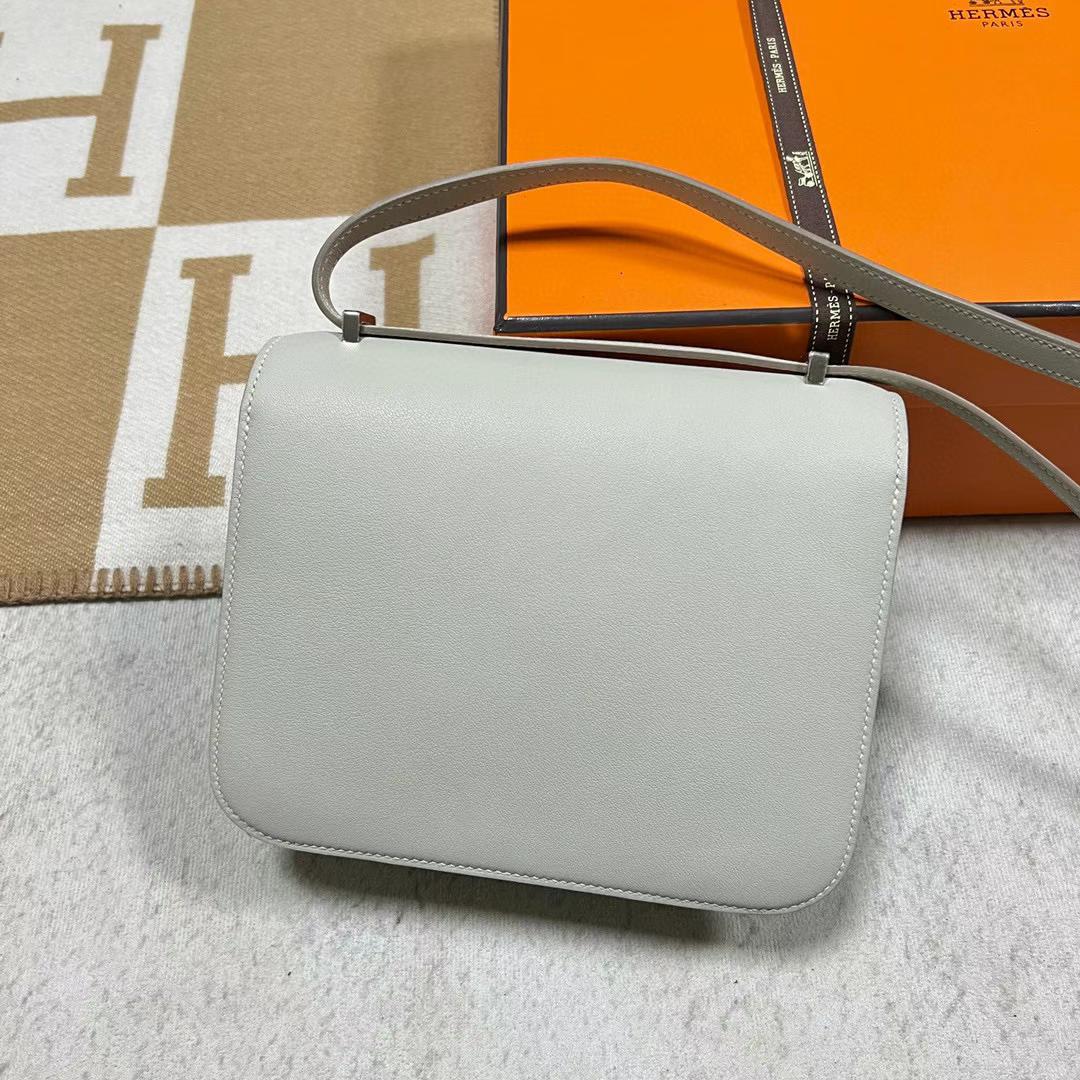 Hermès（爱马仕）Constance 空姐包 Swift Ck80 珍珠灰 内拼 1P 鸭子蓝 银扣 19cm Phw 全手工蜡线缝制