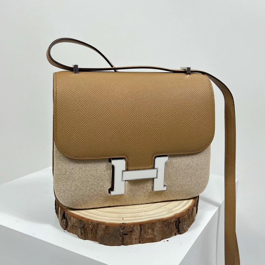 Hermès（爱马仕）Constance 空姐包 Epsom 0M 奶茶色 拼 纯白 全手工蜡线缝制 珐琅扣 18cm