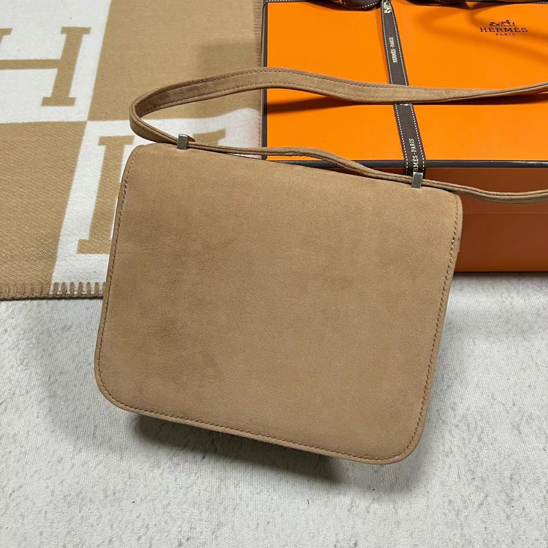 Hermès（爱马仕）Constance 空姐包 Suede 进口麂皮 4B 饼干色 银扣 19cm Phw 全手工蜡线缝制