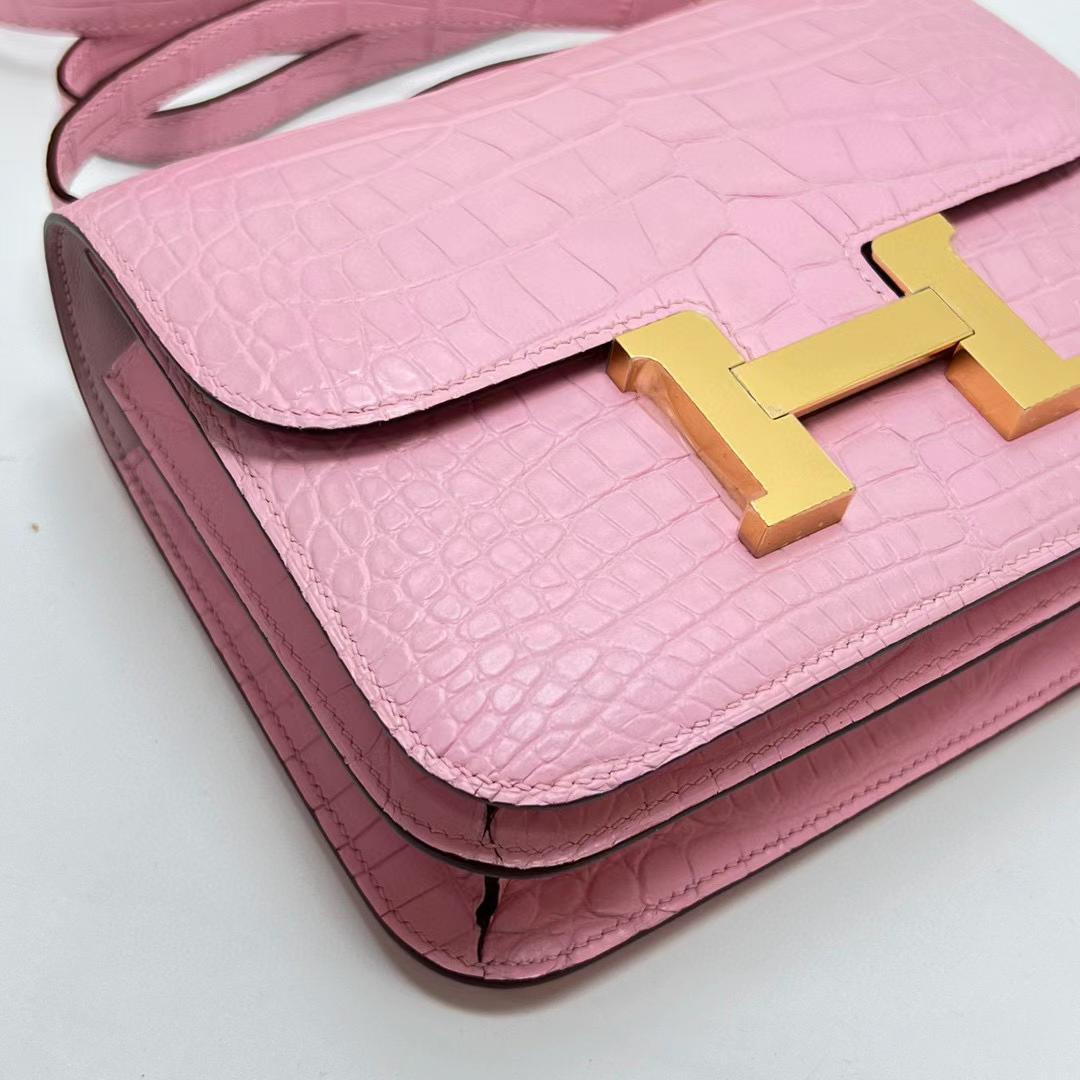 Hermès（爱马仕）Constance 空姐包 雾面美洲鳄鱼 matte alligator crocodile 3Q 新粉色 金扣 19cm 全手工蜡线缝制 Ghw