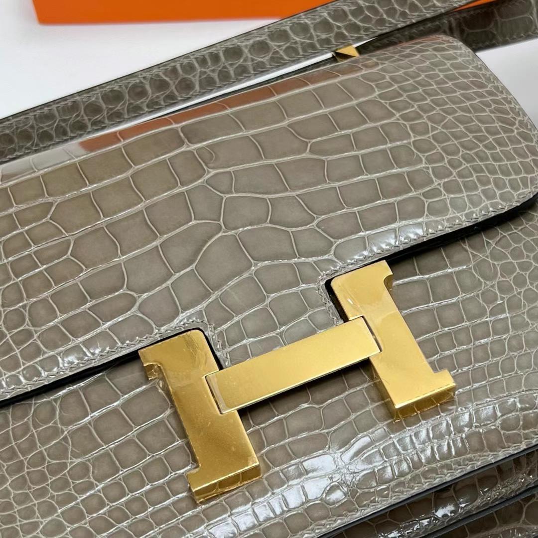 Hermès（爱马仕）Constance 空姐包 亮面美洲鳄鱼 shiny alligator crocodile Ck81 斑鸠灰 金扣 24cm 全手工蜡线缝制 Ghw