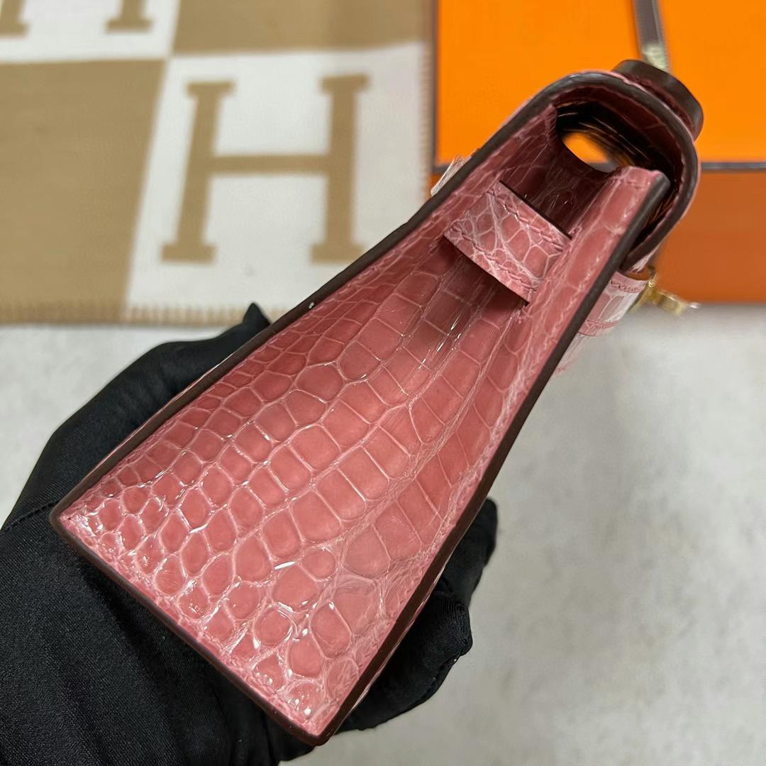 Hermès（爱马仕）Mini Kelly Pochette 亮面美洲鳄鱼 1Q 奶昔粉 金扣 22cm 全手工蜡线缝制 Ghw