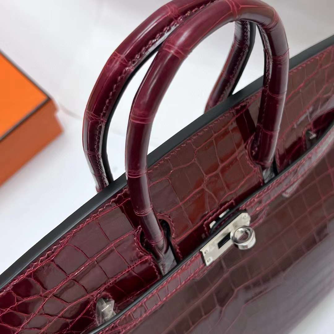 Hermès（爱马仕）Birkin 铂金包 亮面尼罗鳄鱼 Shiny Nilo Crocodile（御用原装进口Hcp鳄鱼皮）Ck57 波尔多酒红 银扣 25cm 全手工缝制 Phw