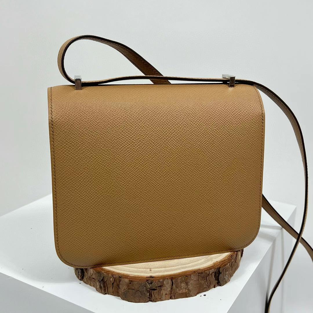 Hermès（爱马仕）Constance 空姐包 Epsom 0M 奶茶色 拼 纯白 全手工蜡线缝制 珐琅扣 18cm