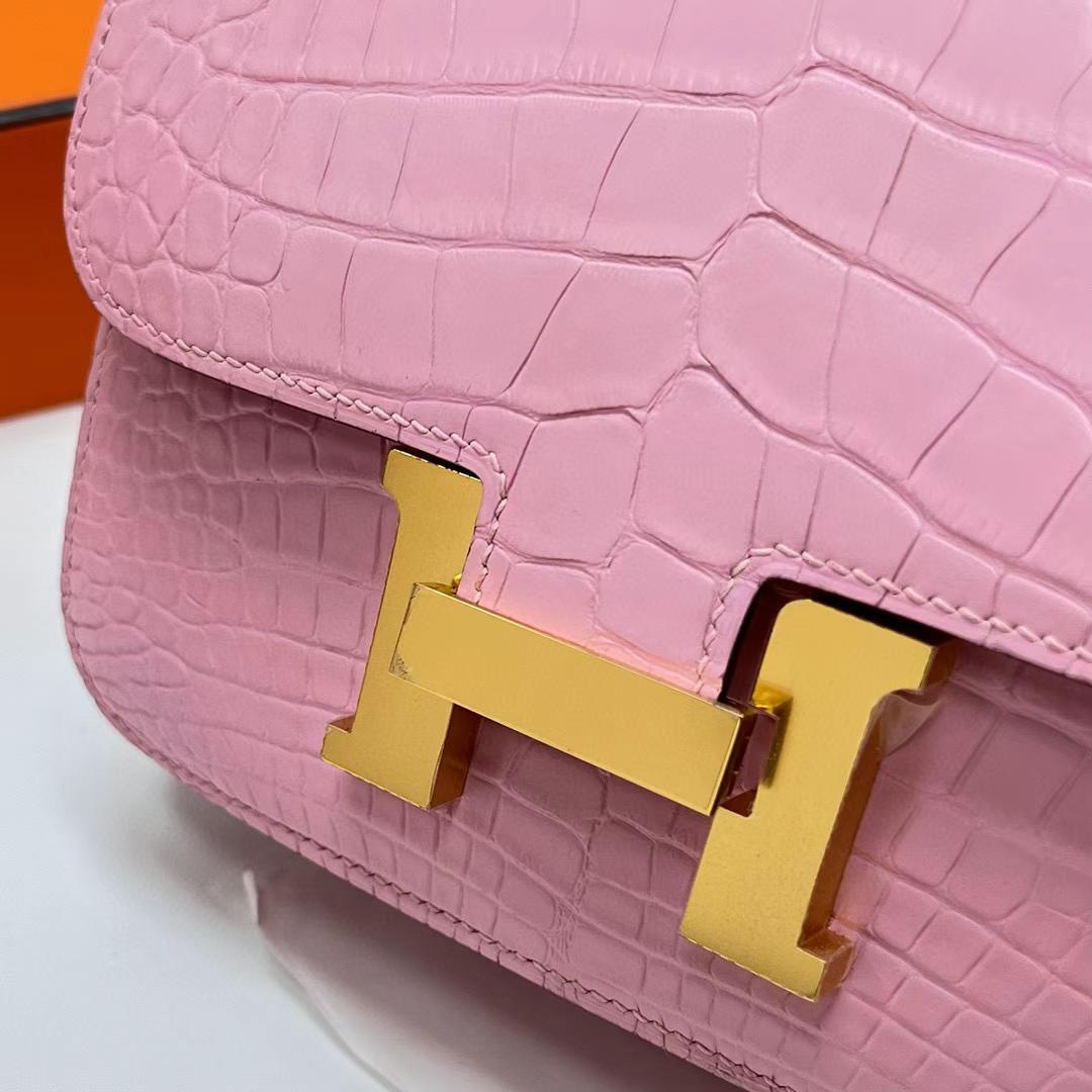 Hermès（爱马仕）Constance 空姐包 雾面美洲鳄鱼 matte alligator crocodile 3Q 新粉色 金扣 19cm 全手工蜡线缝制 Ghw