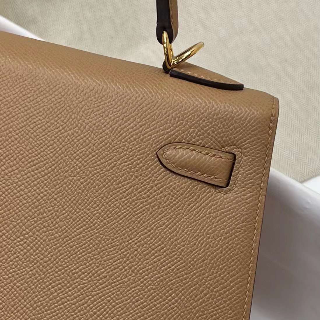 Hermès（爱马仕）Kelly 凯莉包 Epsom 0M 奶茶色 金扣 25cm 全手工蜡线缝制 Ghw