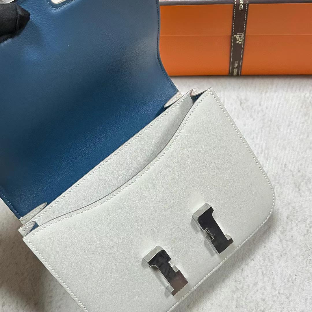 Hermès（爱马仕）Constance 空姐包 Swift Ck80 珍珠灰 内拼 1P 鸭子蓝 银扣 19cm Phw 全手工蜡线缝制