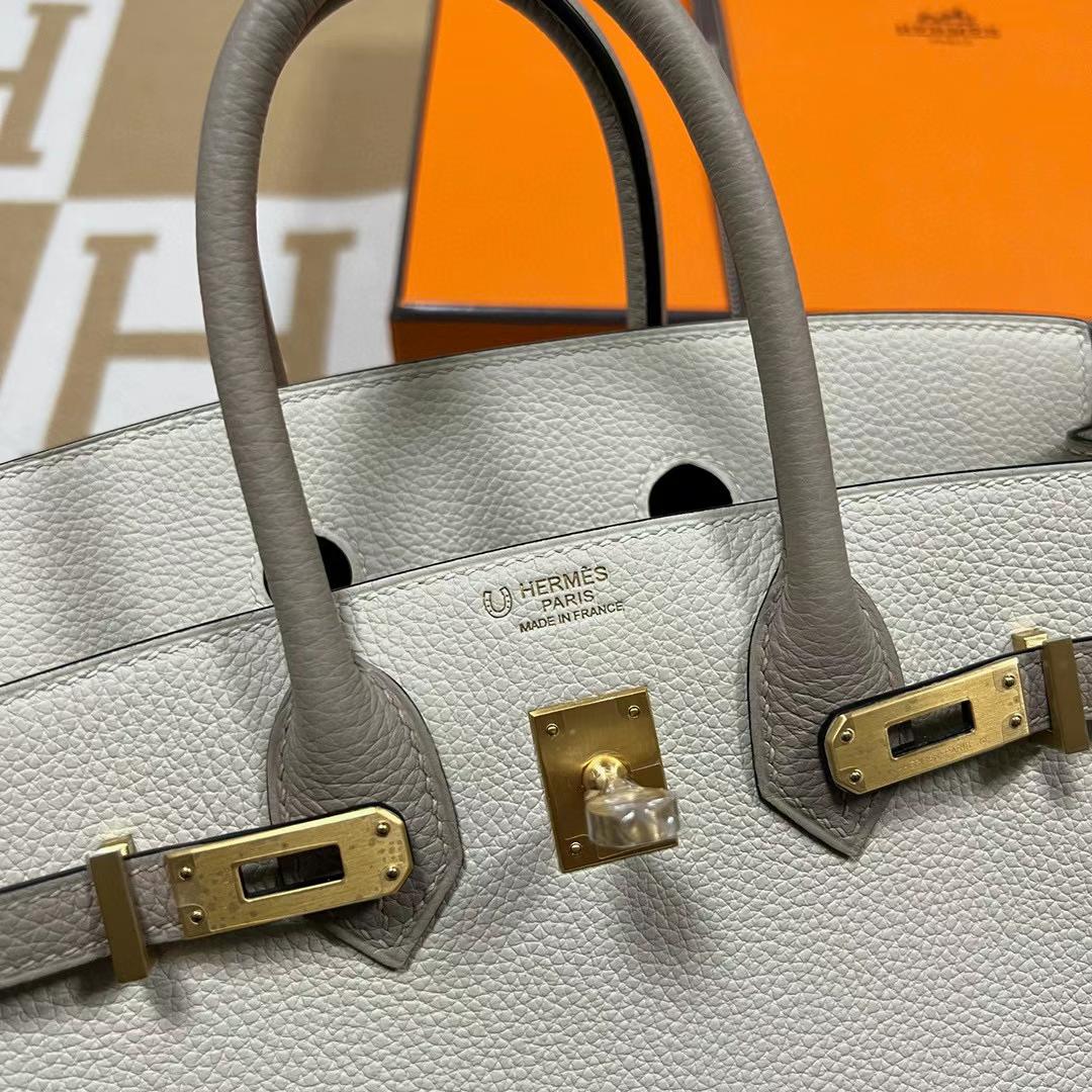Hermès（爱马仕）Birkin 铂金包 Togo皮 Ck10 奶昔白 拼 Ck81 斑鸠灰 拉丝金扣 25cm 全手工蜡线缝制 Mghw