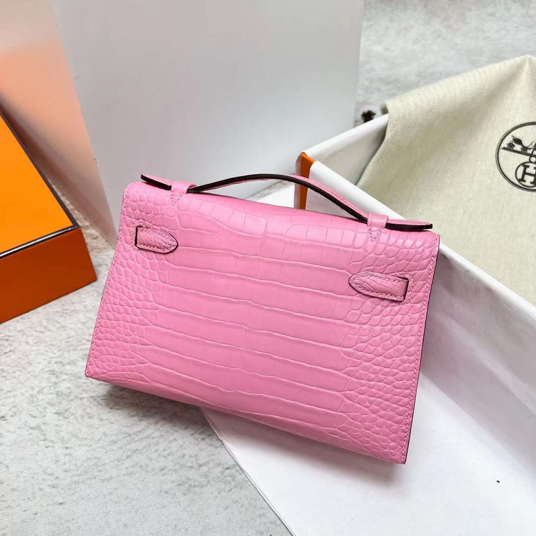 Hermès（爱马仕）Mini Kelly Pochette 雾面美洲鳄鱼皮 5P 樱花粉 银扣 22cm 全手工蜡线缝制 Phw
