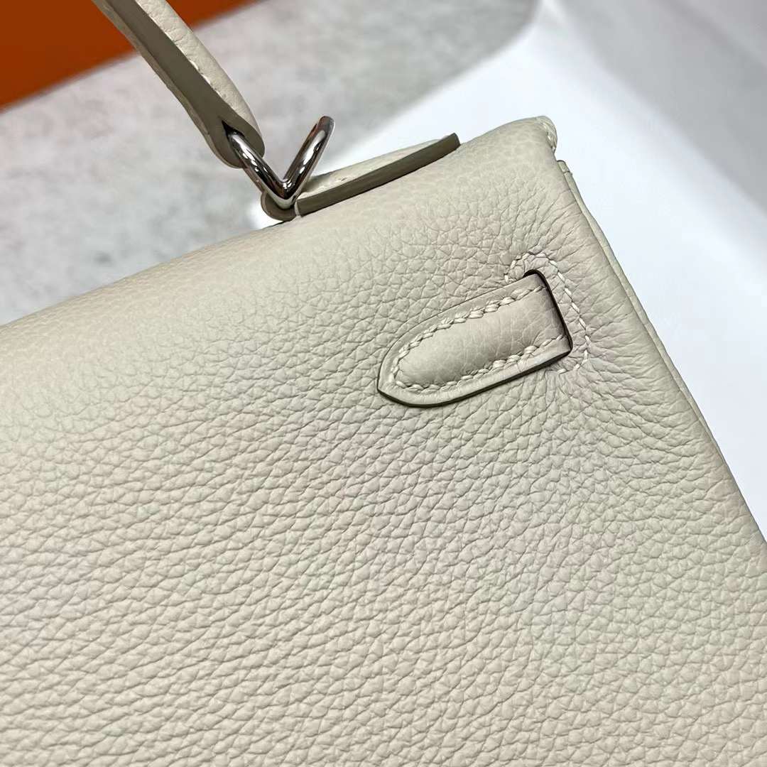 Hermès（爱马仕）Kelly 凯莉包 Togo皮 Ck10 奶昔白 银扣 25cm 全手工蜡线缝制 Phw