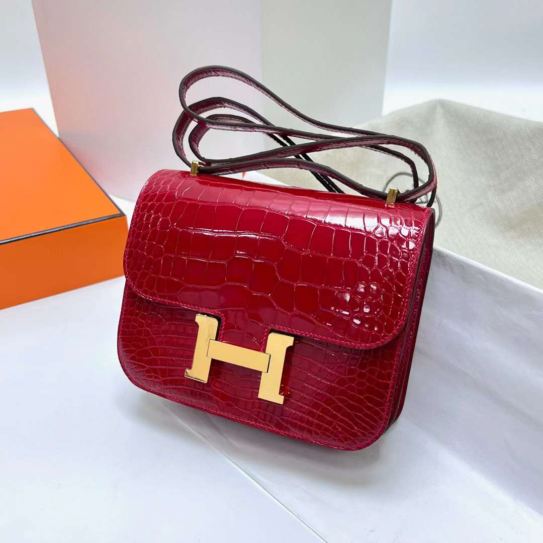 Hermès（爱马仕）Constance 空姐包 亮面美洲鳄鱼 Ck95 法拉利红 金扣 19cm 全手工蜡线缝制 Ghw