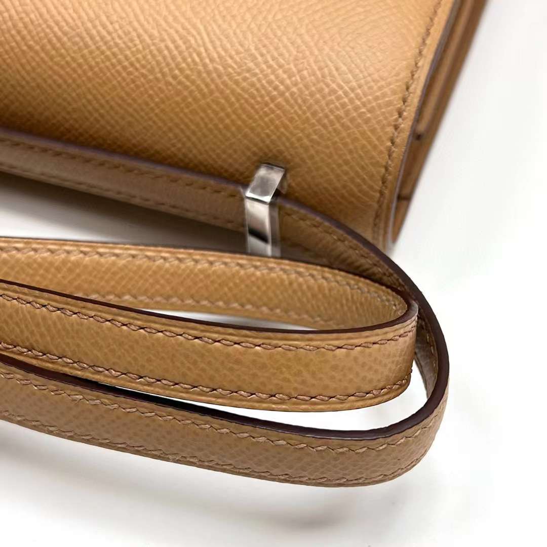Hermès（爱马仕）Constance 空姐包 Epsom 0M 奶茶色 银扣 19cm 全手工蜡线缝制 Phw