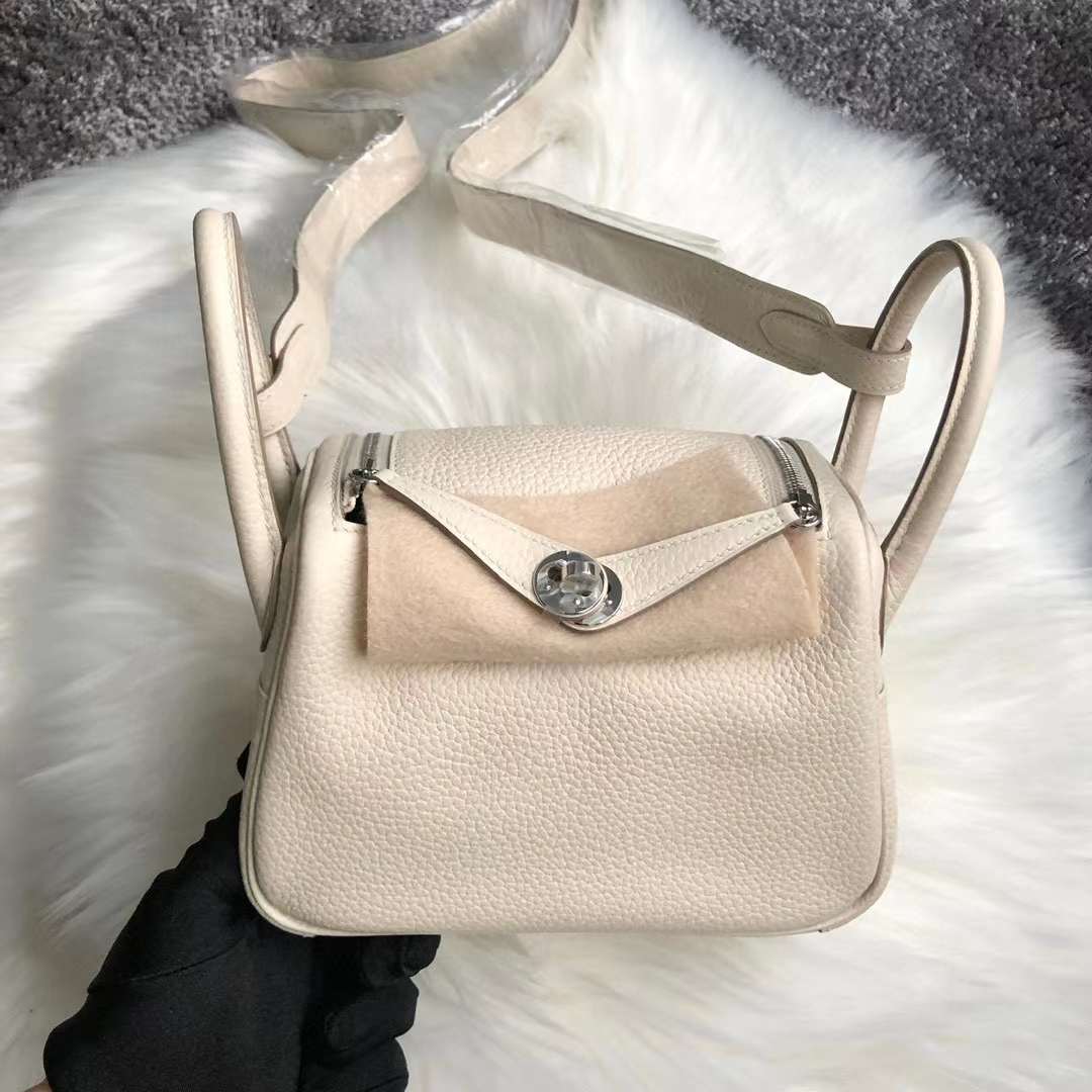 Hermès（爱马仕）Mini Lindy 迷你琳迪包 Clemence 原厂进口大牛皮 Ck10 奶昔白 银扣 19cm 全手工蜡线缝制 Phw