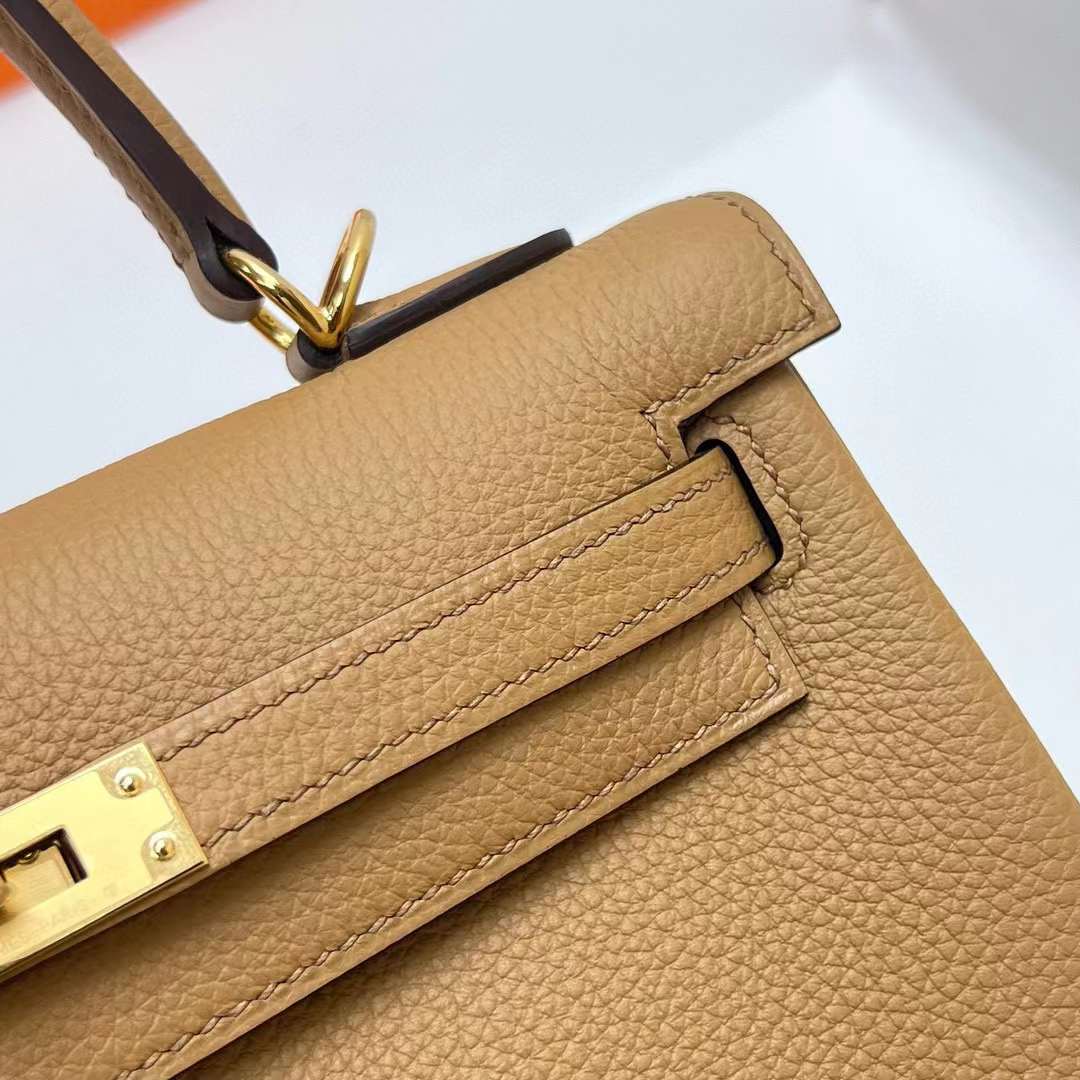 Hermès（爱马仕）Kelly 凯莉包 Togo皮 0M 奶茶色 金扣 25cm 全手工蜡线缝制 Ghw