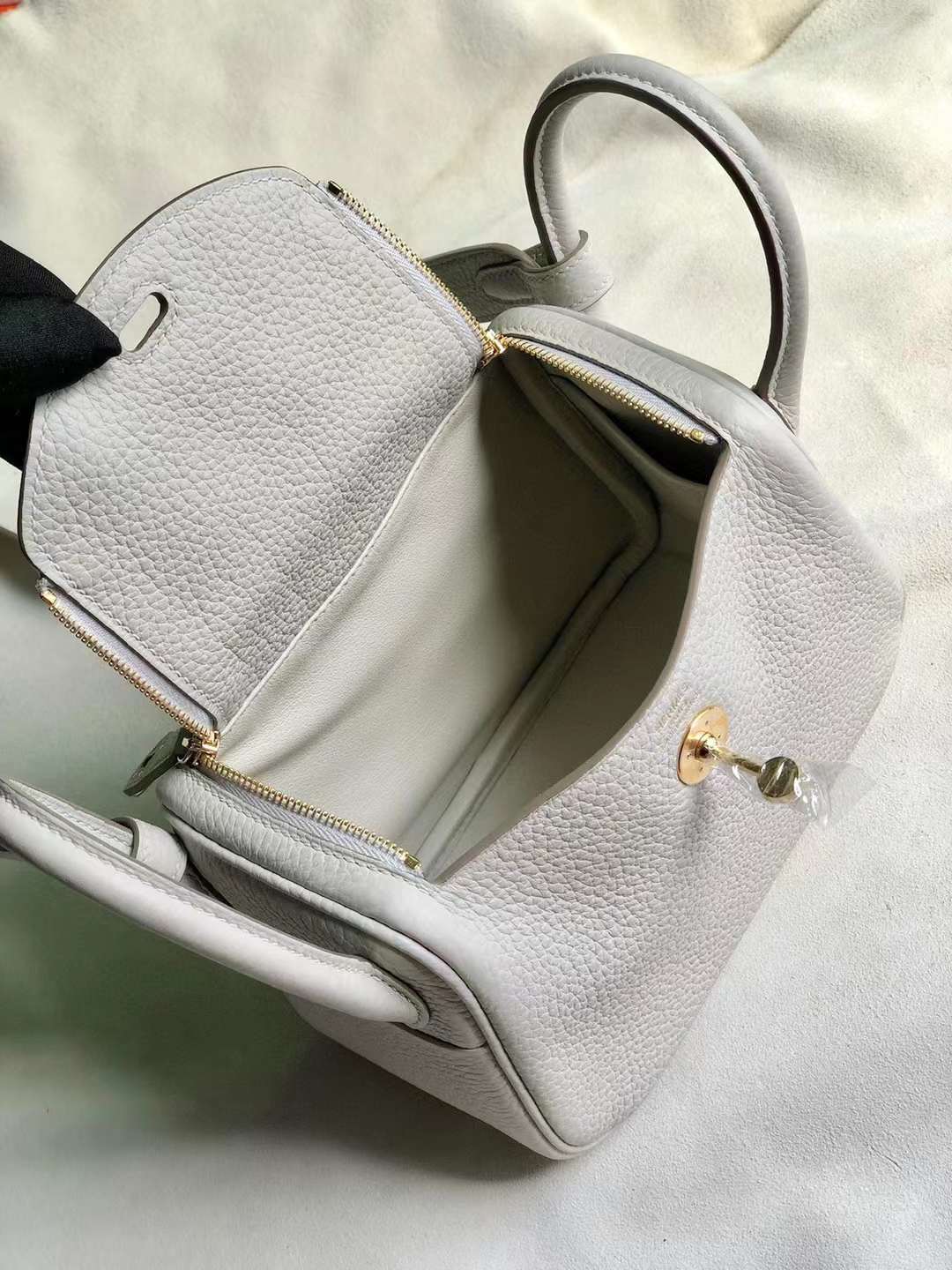 Hermès（爱马仕）Mini Lindy 迷你琳迪包 Clemence 原厂进口大牛皮 Ck80 珍珠灰 金扣 19cm 全手工蜡线缝制 Ghw