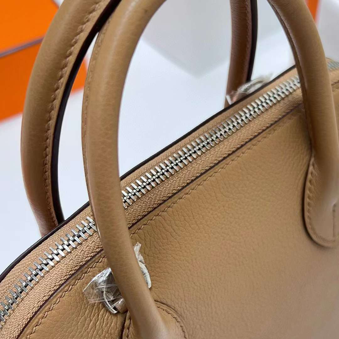 Hermès（爱马仕）Bolide 保龄球包 Evercolor 0M 奶茶色 内拼 X9 锦葵紫 银扣 25cm 全手工蜡线缝制 Phw