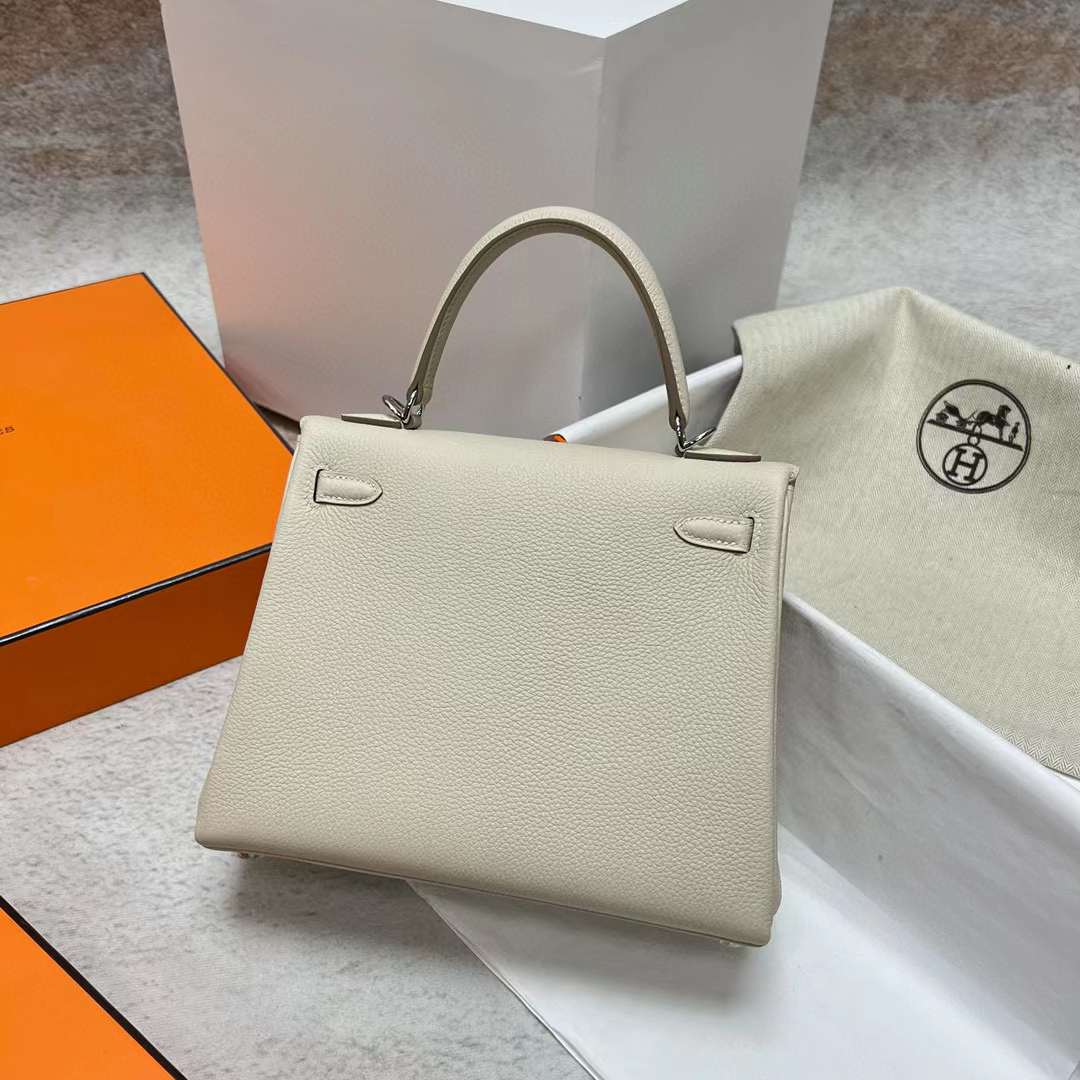 Hermès（爱马仕）Kelly 凯莉包 Togo皮 Ck10 奶昔白 银扣 25cm 全手工蜡线缝制 Phw