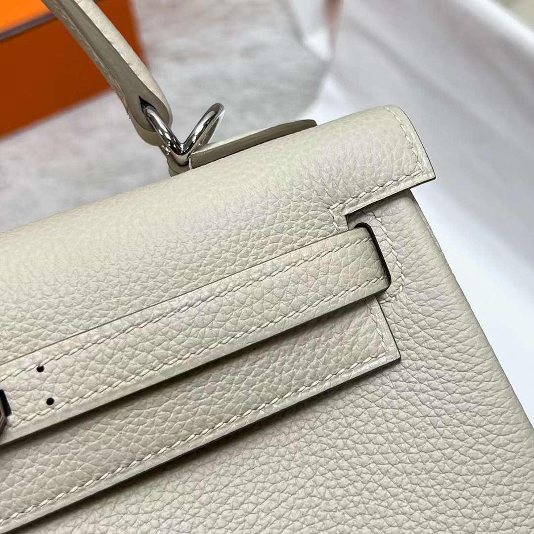 Hermès（爱马仕）Kelly 凯莉包 Togo皮 Ck10 奶昔白 银扣 25cm 全手工蜡线缝制 Phw