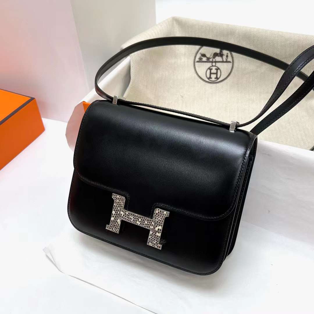 Hermès（爱马仕）Constance 空姐包 Box皮 Ck89 黑色 拼 自然色 蜥蜴扣 19cm 全手工蜡线缝制 Phw