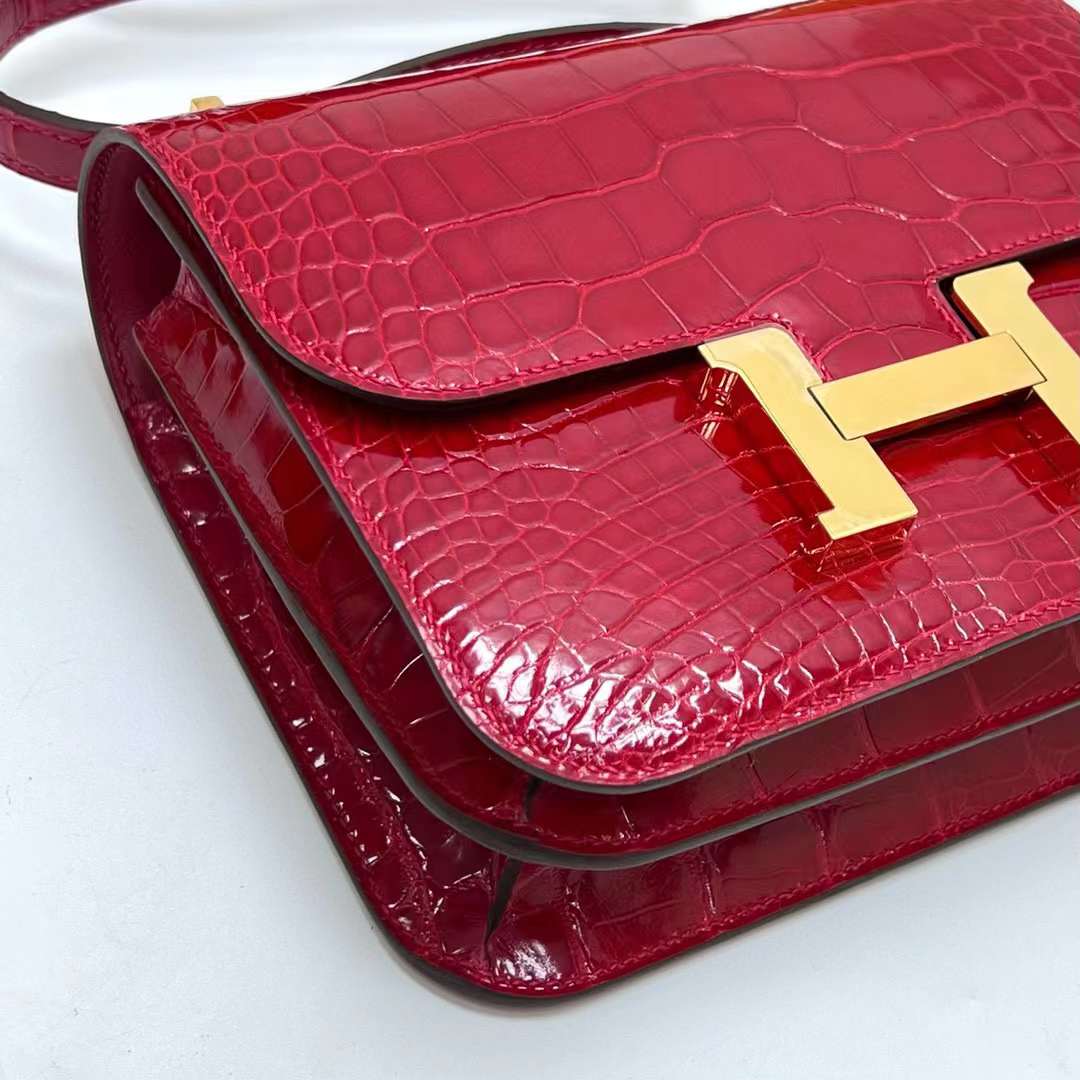 Hermès（爱马仕）Constance 空姐包 亮面美洲鳄鱼 Ck95 法拉利红 金扣 19cm 全手工蜡线缝制 Ghw